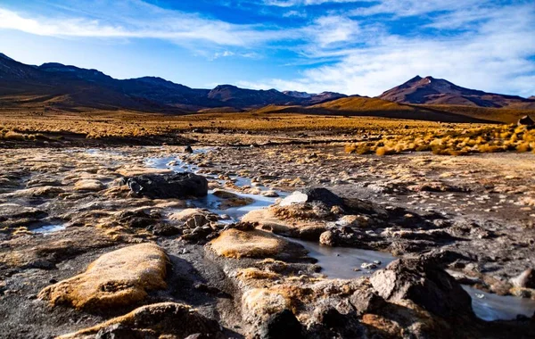 Sunny Rocks Wet Land Mountains Background Cloudy Blue Sky — Stock Photo, Image