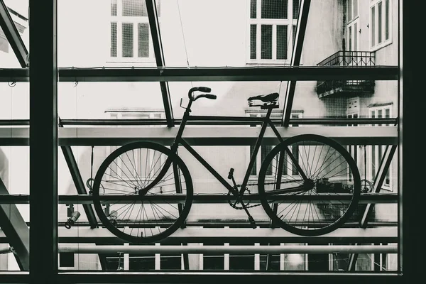 Снимок Простого Велосипеда Сером Балконе — стоковое фото