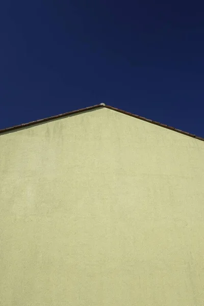 莱茵兰宫蓝天背景下建筑石墙低角拍摄 — 图库照片
