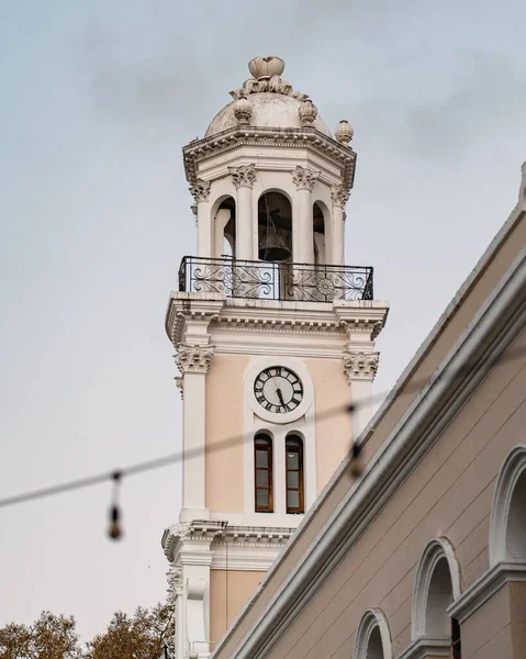 Tiro Vertical Palácio Consistorial Com Céu Nublado — Fotografia de Stock