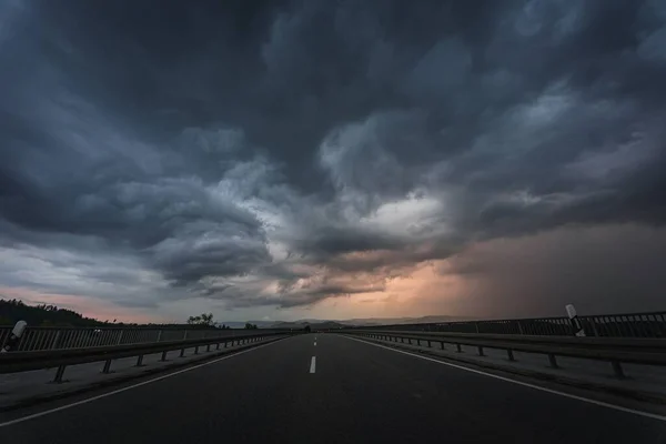 Вид Темных Облаков Перед Грозой Берегу Дуная Баварии Германия — стоковое фото