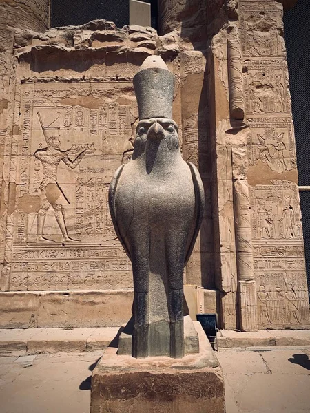 Mısır Daki Edfu Tapınağı Ndaki Horus Heykelinin Dikey Çekimi — Stok fotoğraf