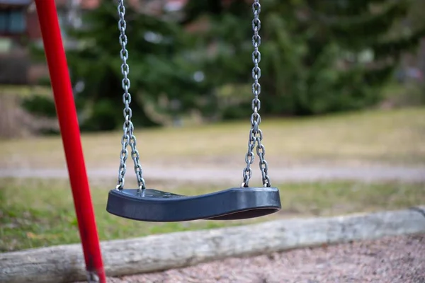 Een Grijze Swing Een Speeltuin Bokeh Achtergrond — Stockfoto