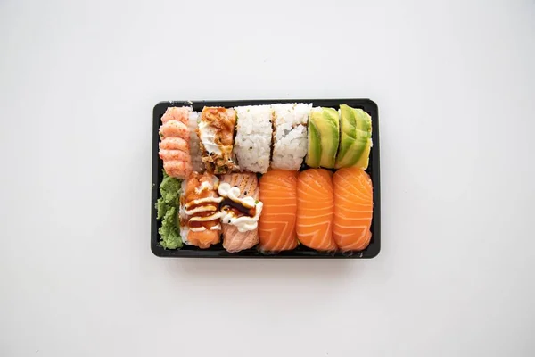 Una Vista Superior Plato Sushi Sobre Fondo Blanco Aislado —  Fotos de Stock