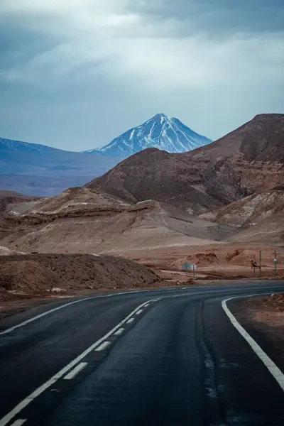 Tiro Vertical Uma Estrada Viragem Asfalto Deserto Atacama Sob Céu — Fotografia de Stock