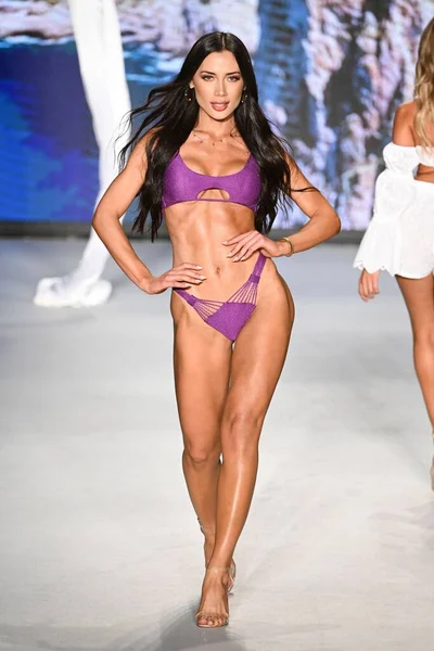 Model Chodí Procházky Pro Deisthe Luli Fama Během Miami Swim — Stock fotografie