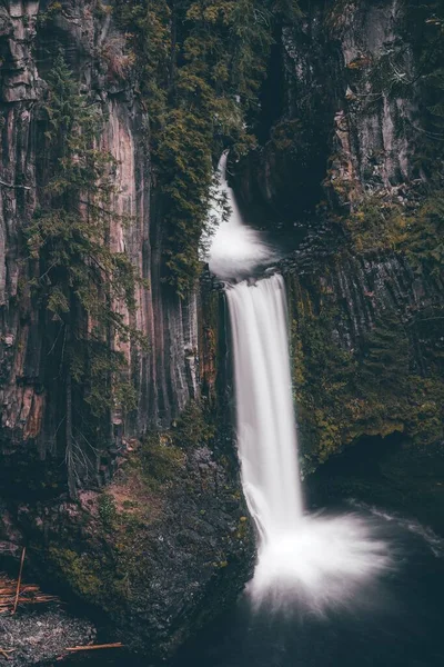 Uma Bela Vista Uma Alta Cachoeira Penhasco Coberto Musgo Árvores — Fotografia de Stock