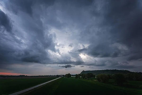 Silnice Obklopená Zelenými Poli Stromy Proti Temným Bouřkovým Mrakům Bavorsku — Stock fotografie