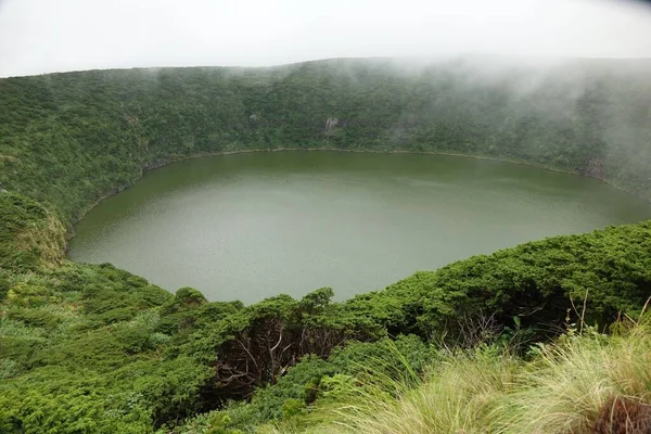 亚速尔多雾天气下绿树环绕的绿色池塘鸟瞰 — 图库照片
