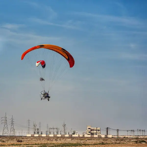 Red Paragliding Land Blue Sku — Stock Photo, Image