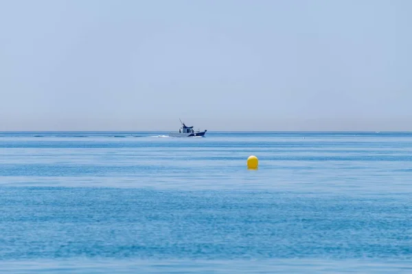 Small Fishing Boat Returns Port — Stock Photo, Image