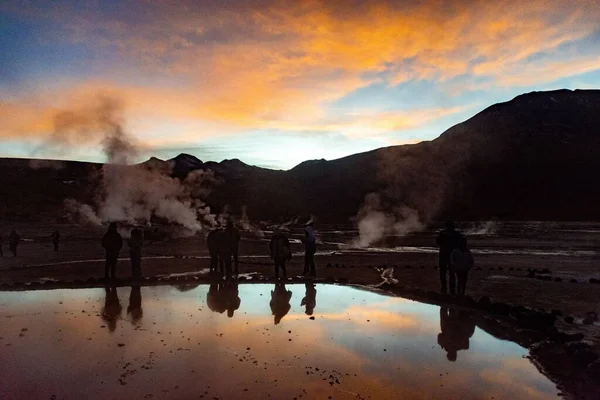 Scena Zachodu Słońca Góry Tatio Geyser Nad Odbijającą Wodą Chile — Zdjęcie stockowe