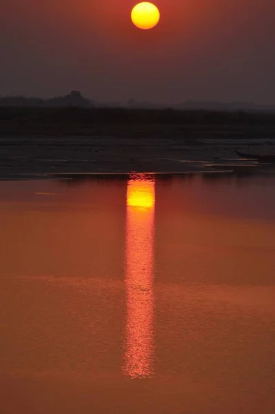 Tiro Vertical Sol Brilhando Céu Pôr Sol Vibrante Uma Área — Fotografia de Stock