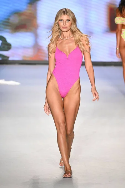Modell Promenader För Deisgner Luli Fama Miami Swim Fashion Week — Stockfoto