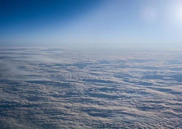 Grande Terreno Sabbioso Con Cielo Azzurro Chiaro Nuvoloso — Foto Stock