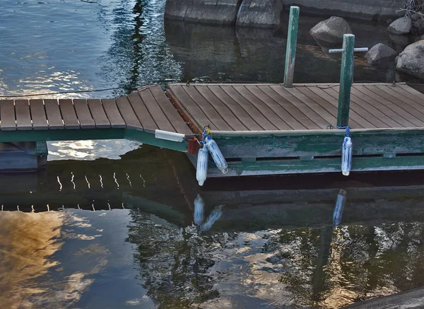 Wooden Dock Lake Water Reflecting Trees — Stock Photo, Image