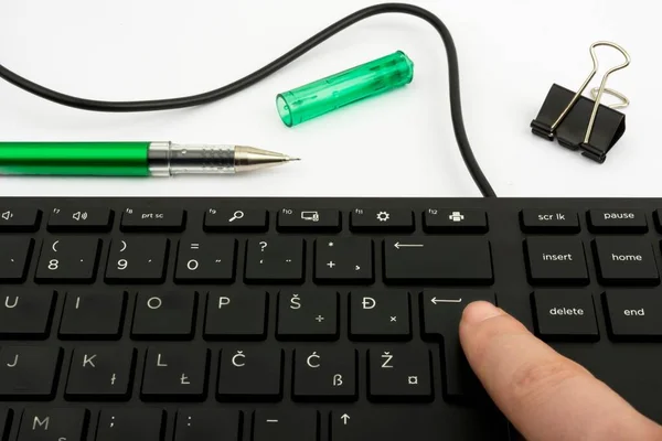 Клавиатура Компьютера Зеленая Ручка Столе — стоковое фото