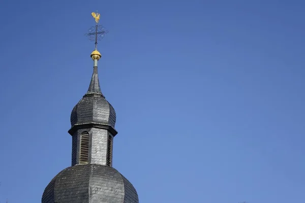 Primo Piano Della Cupola Della Chiesa Con Croce Sullo Sfondo — Foto Stock