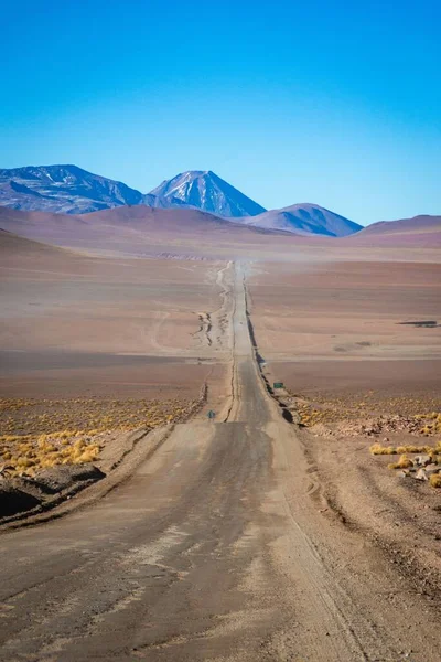 アタカマ砂漠の長い空の道の垂直ショット — ストック写真
