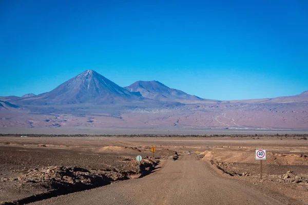 Długa Droga Pustyni Atacama Góry Tle Chile — Zdjęcie stockowe