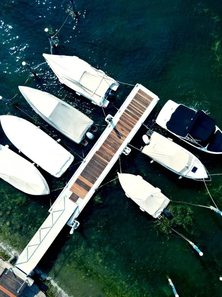 Uma Vista Vertical Superior Barcos Atracados Lago Iseo — Fotografia de Stock