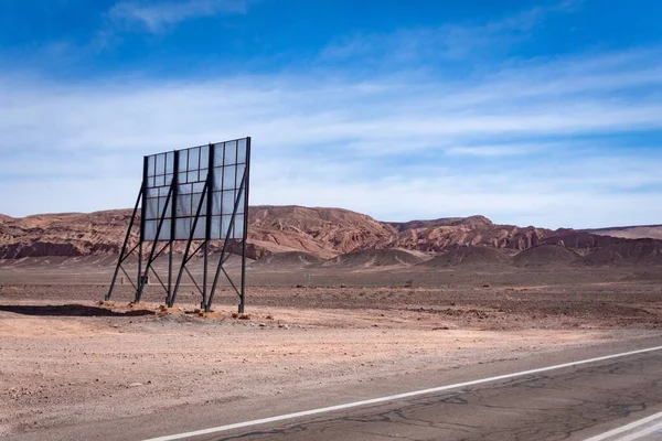 Back Billboard Lado Una Carretera Asfalto Montañas Fondo Bajo Cielo — Foto de Stock