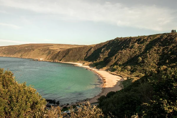 Una Hermosa Vista Lago Tranquilo Rodeado Montañas — Foto de Stock