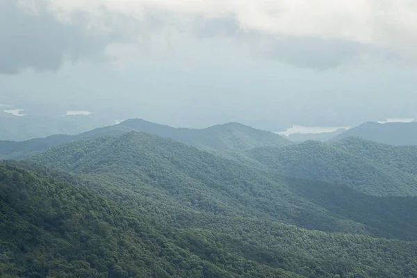 Una Escena Brumosa Montañas Verdes —  Fotos de Stock