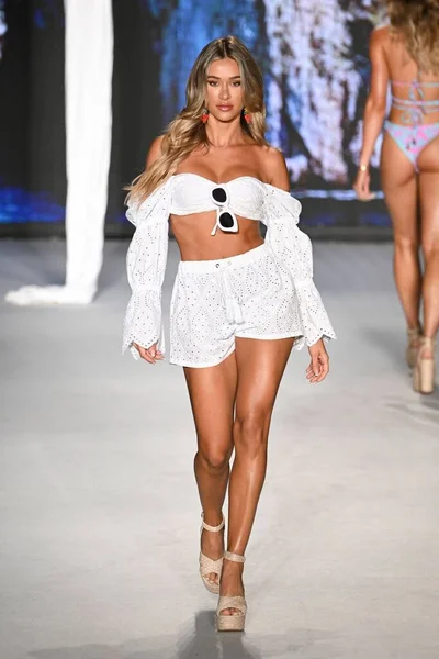 Modelo Caminha Para Deisgner Luli Fama Durante Miami Swim Fashion — Fotografia de Stock