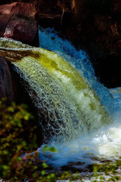 Tiro Vertical Rio Que Flui Pelas Rochas Parque Colorado Dia — Fotografia de Stock