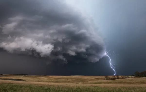 Tiro Mal Humorado Uma Tempestade Cinzenta Nublado Campo Com Relâmpago — Fotografia de Stock