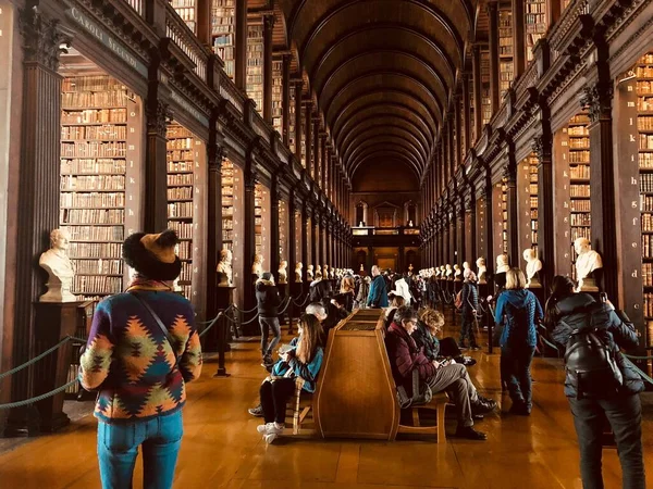Kells Kitabı Uzun Oda Eski Kütüphane Trinity Koleji Ziyaret Edenler — Stok fotoğraf