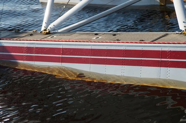 Nahaufnahme Eines Pontons Von Einem Wasserflugzeug Auf Dem Wasser — Stockfoto