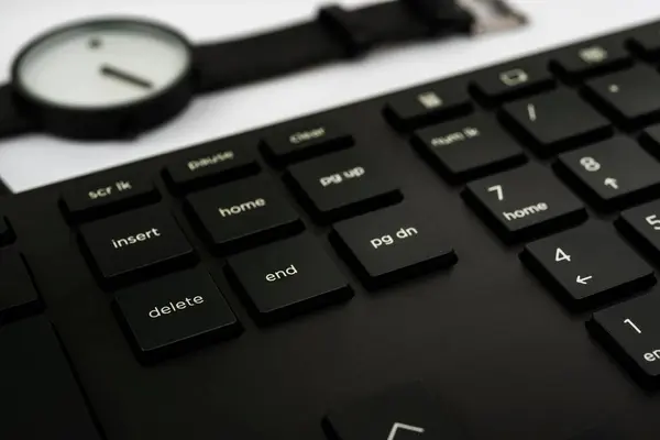 Una Tastiera Del Computer Orologio Tavolo — Foto Stock