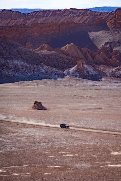 Tiro Aéreo Vertical Carro Uma Estrada Entre Montanhas Rochosas Deserto — Fotografia de Stock