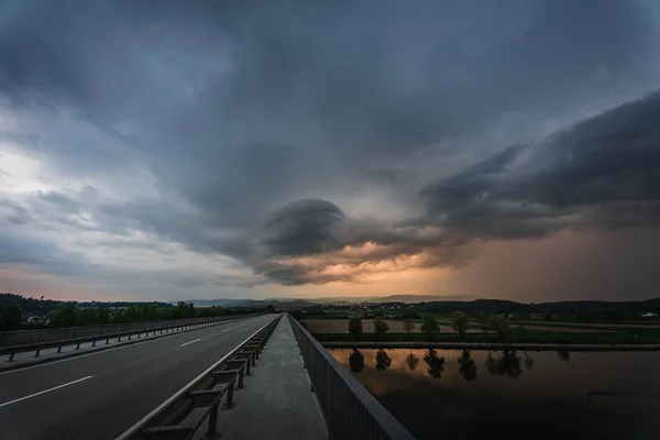 Дорога Через Дунай Против Темных Грозовых Облаков Бавария Германия — стоковое фото