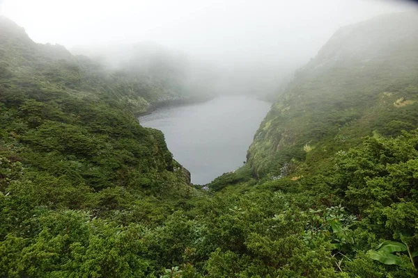 Ein Luftbild Von Grünen Teich Umgeben Von Grünen Hügeln Nebligen — Stockfoto