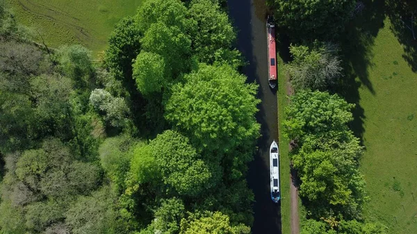 Plano Aéreo Canal Agua Con Barcos Rodeados Paisaje Verde — Foto de Stock
