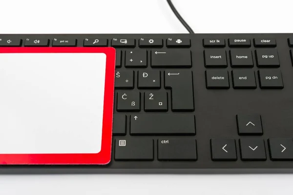 Uma Parte Teclado Computador Preto Papel Branco Emoldurado Vermelho Isolado — Fotografia de Stock