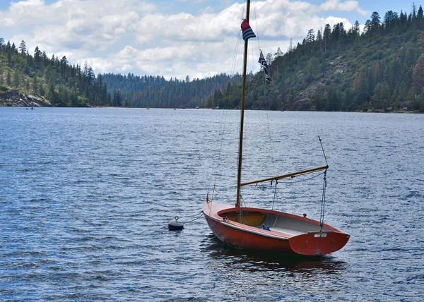 Een Oude Rode Boot Het Midden Van Blauw Water Groene — Stockfoto