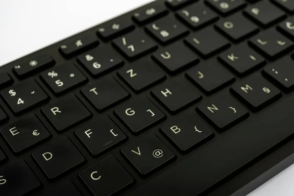 白い背景に隔離された黒いコンピュータのキーボードの一部 — ストック写真