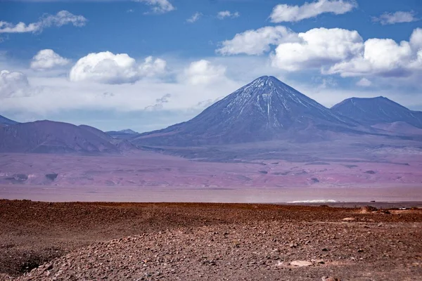 Ένα Μεγάλο Σκονισμένο Έδαφος Και Βουνά Στο Παρασκήνιο Στην Έρημο — Φωτογραφία Αρχείου