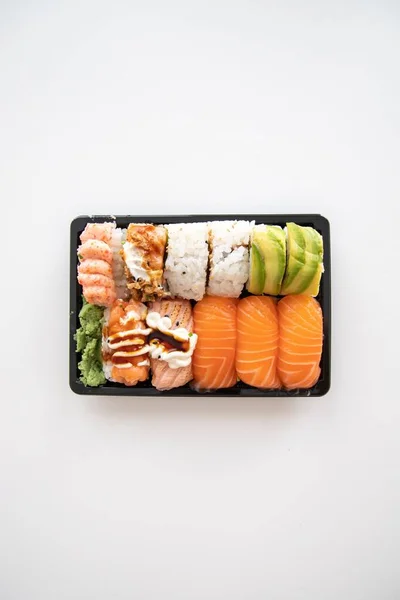 Uma Vista Superior Uma Placa Sushi Fundo Branco Isolado — Fotografia de Stock