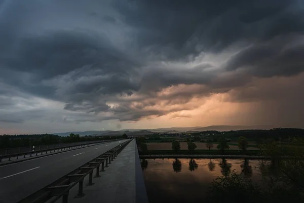 มมองของเมฆม อนพาย ฝนฟ าคะนองบนฝ งแม าดาน บในบาวาเร เยอรมน — ภาพถ่ายสต็อก