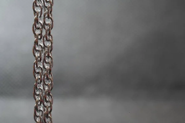 Die Hängende Silberkette Vor Verschwommenem Hintergrund — Stockfoto