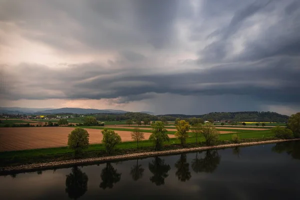 バイエルン ドイツのドナウ川の岸に雷雨の前に暗い雲の眺め — ストック写真