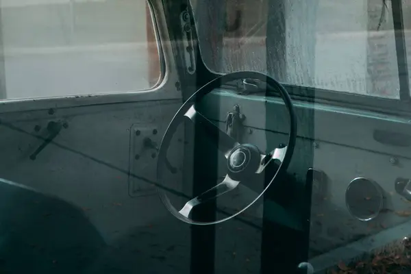 Zbliżenie Koła Autobusu Strzelać Przez Okno — Zdjęcie stockowe