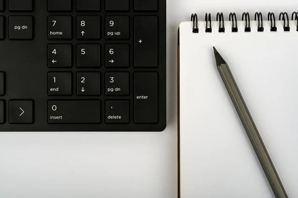 Клавиатура Компьютера Ноутбук Карандаш Столе — стоковое фото