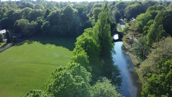 Bir Kanalının Havadan Çekilmiş Görüntüsü Ağaçlı Yeşil Bir Manzara — Stok fotoğraf
