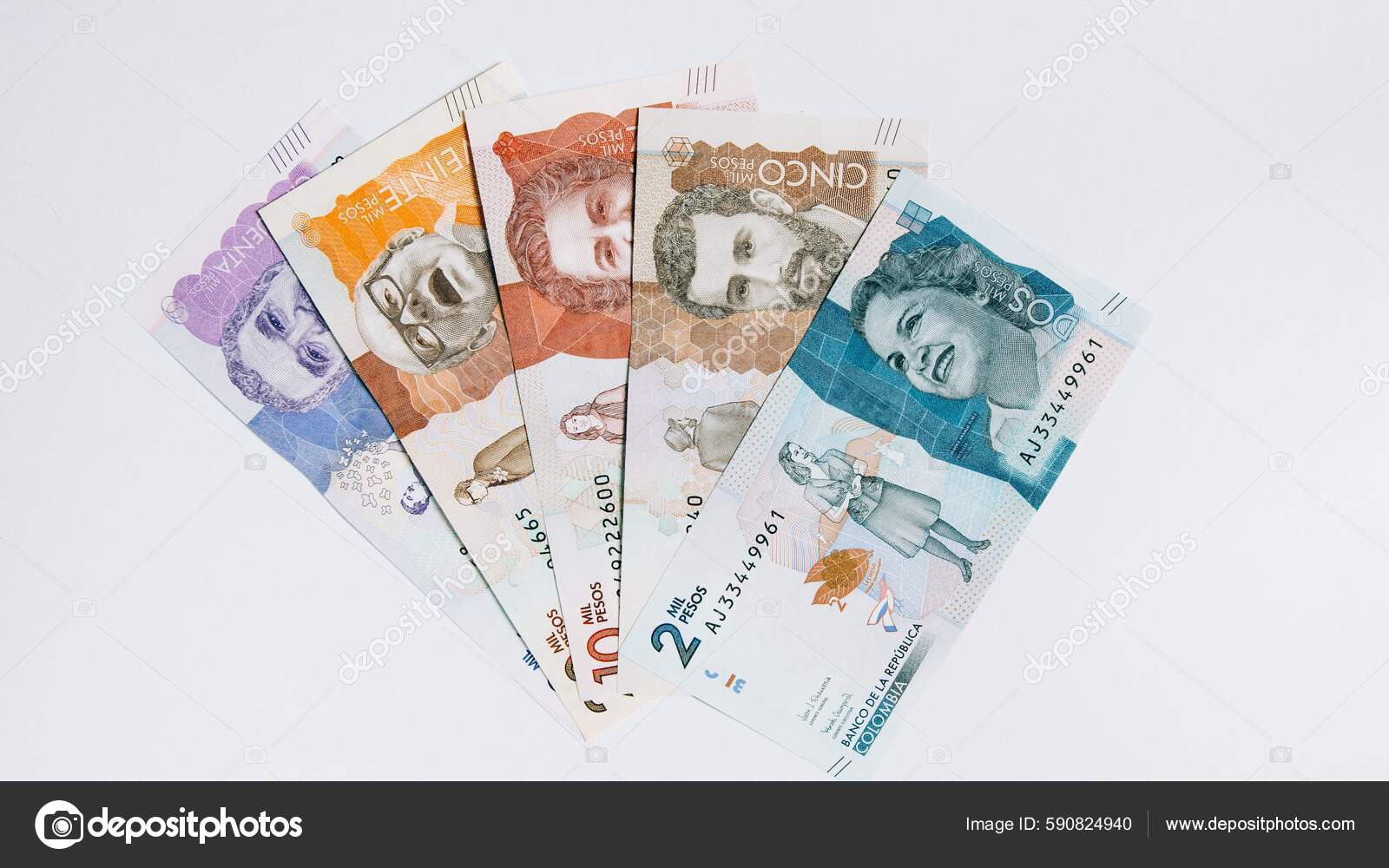 一种哥伦比亚货币不同的面额背景为白色有复制空间业务概念——图库图片© wirestock_creators #590824940